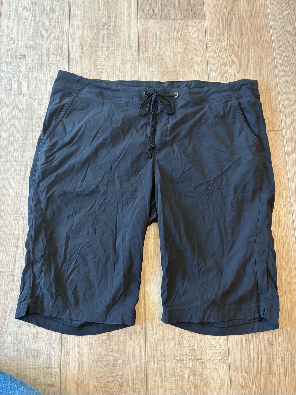 Columbia Black Bermuda performance nylon Casual Shorts Gorpcore hiking 18W